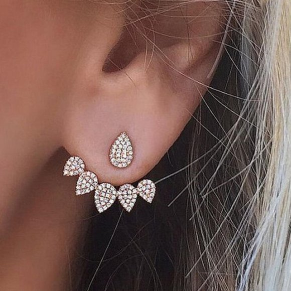 Jewelry - 🍀 3/$25!! Silver Pear Shaped Earrings